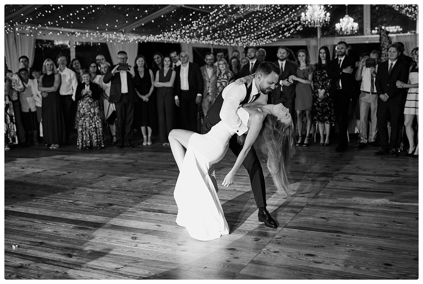 para młoda tańczy swój pierwszy taniec podczas wesela w Dworku w Woskrzenicach