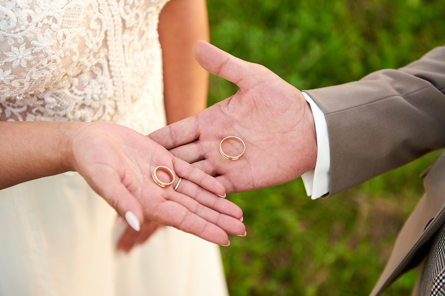 obrączki na dłoniach sfotografowane podczas sesji w dniu ślubu