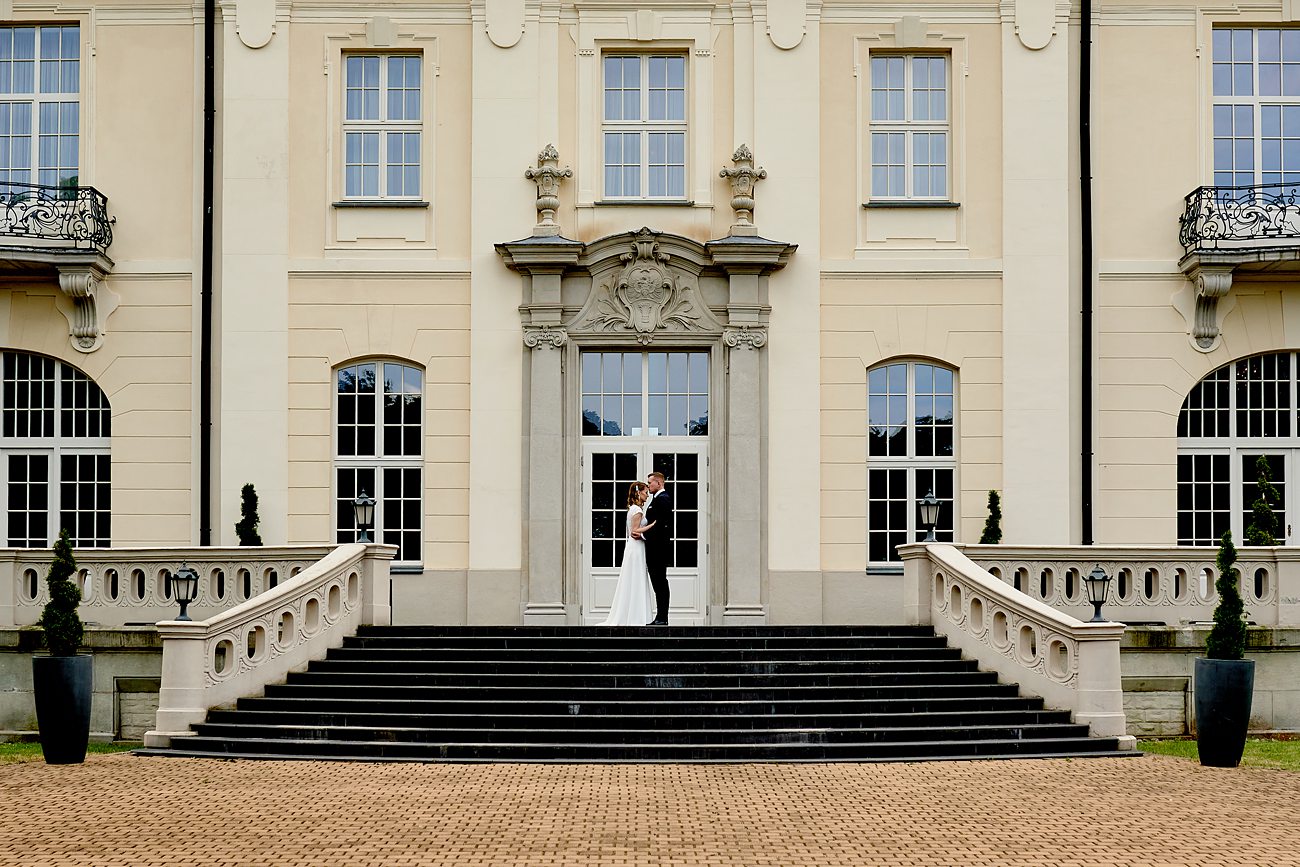 para stojąca pod Pałacem Goetz w Brzesku podczas sesji ślubnej