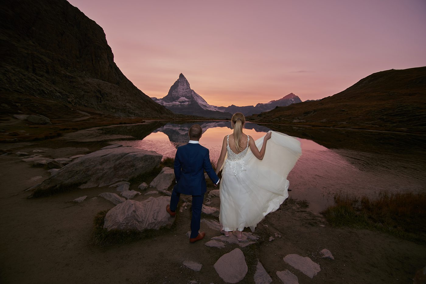 Sesja ślubna pary młodej w Szwajcarii na tle góry Matterhorn o zachodzie słońca